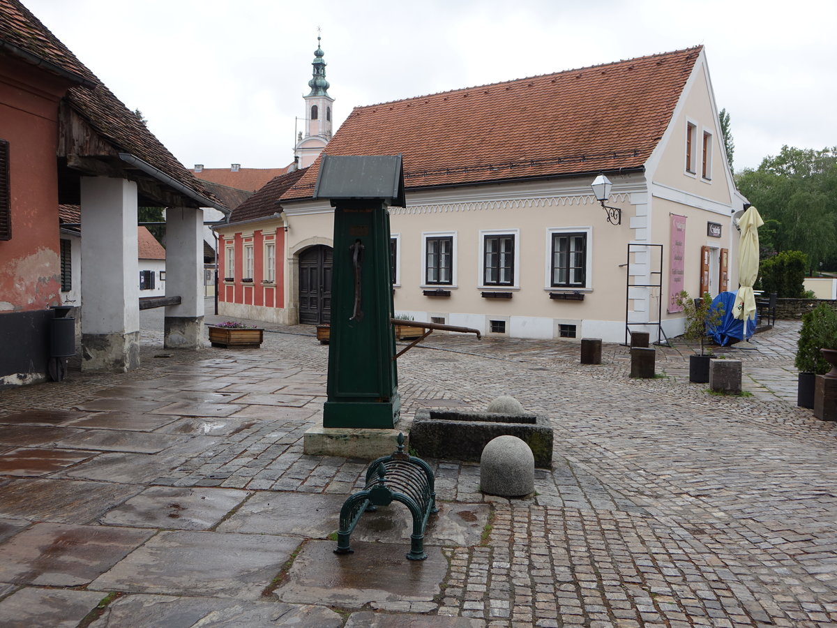 Varazdin, Brunnen in der Ivana Padovca Straße und Kirchturm der Ursulinenkirche (03.05.2017)