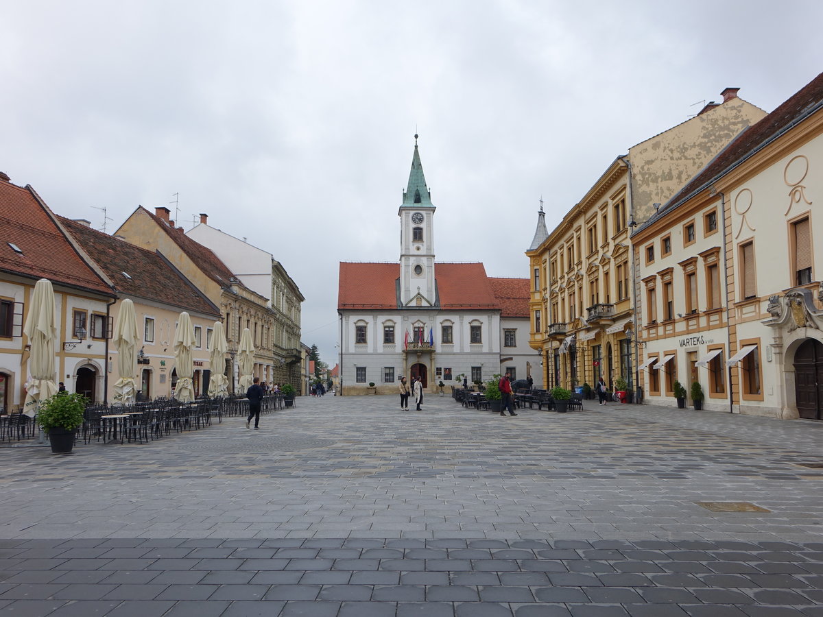 Varazdin, Rathaus am Platz Kralja Tomislava, erbaut 1523 durch Juraj Brandenburg, nach Brand 1776 wiedergebaut durch Johann Michael Taxner, Fassade mit Turm erbaut 1776 durch Franciscus Lossert im frhklassizistischem Stil (03.05.2017) 
