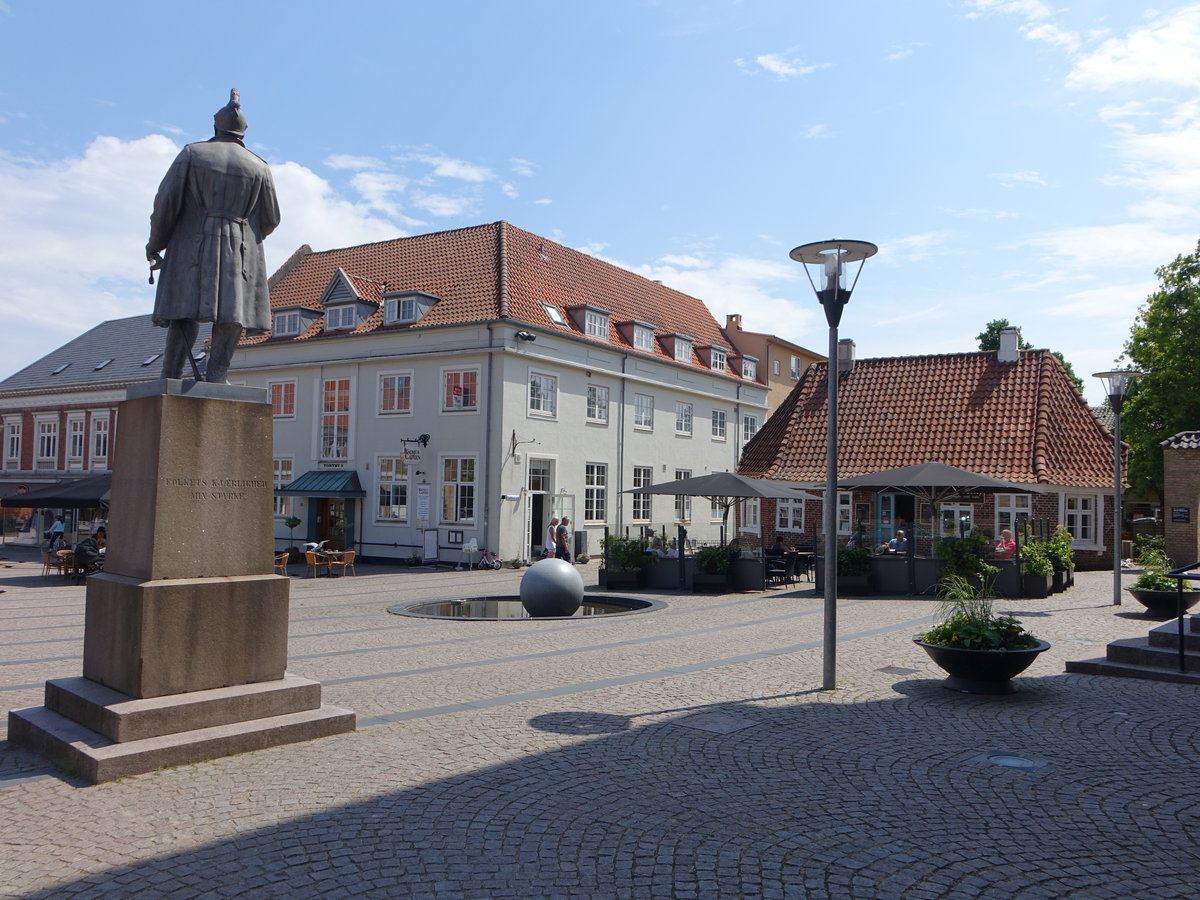 Varde, Denkmal und Rathauscafe am Hauptplatz Torvet (09.06.2018)