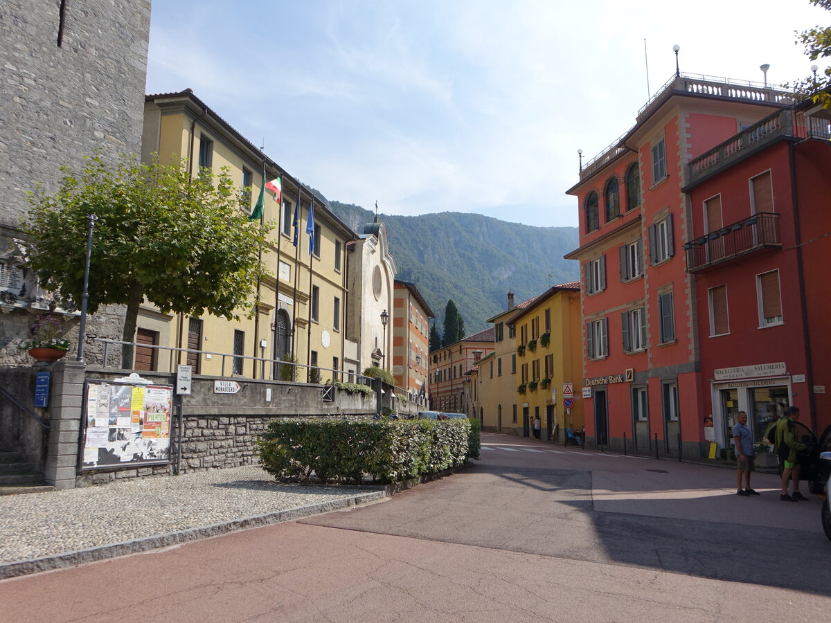 Varenna, Rathaus und Gebude an der Piazza Venini (21.09.2018)