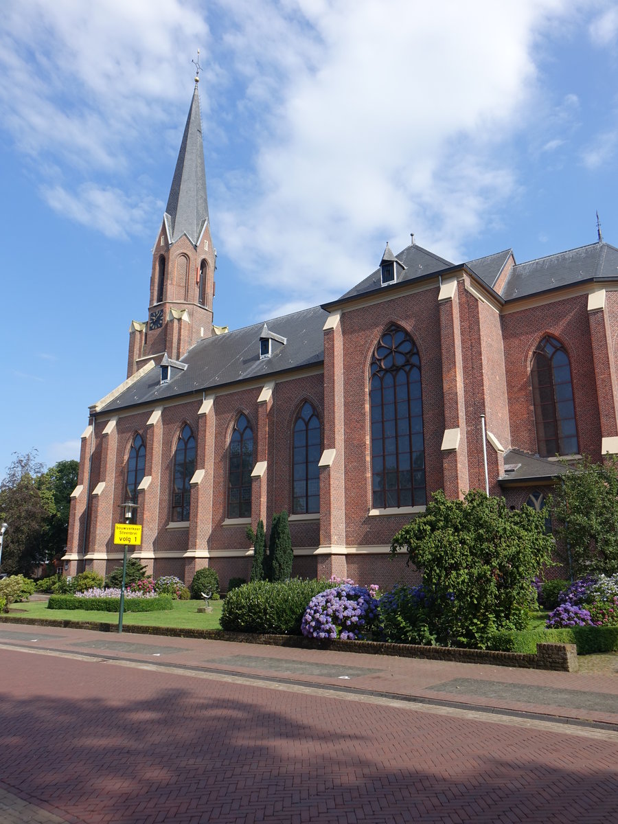 Vasse, kath. St. Jozef Kirche, neugotische Hallenkirche, erbaut von 1861 bis 1865 durch J. van Roosmalen (22.07.2017)