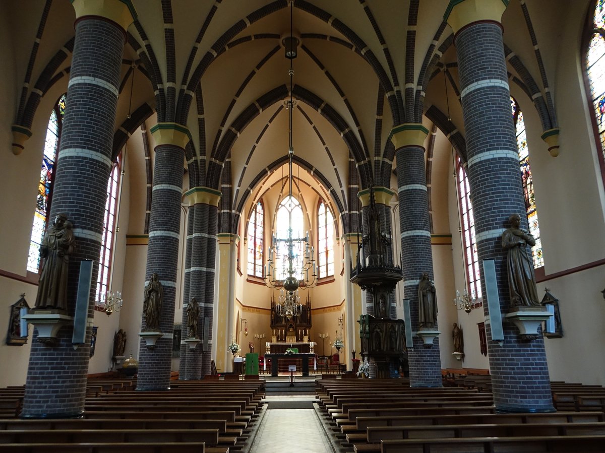 Vasse, neugotischer Innenraum der Kirche St. Jozef (22.07.2017)