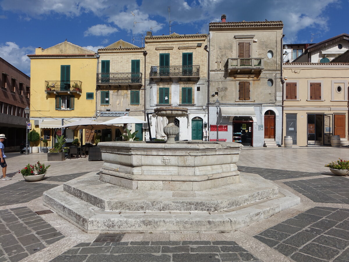 Vasto, Brunnen und Huser in der Via Mascagni (16.09.2022)