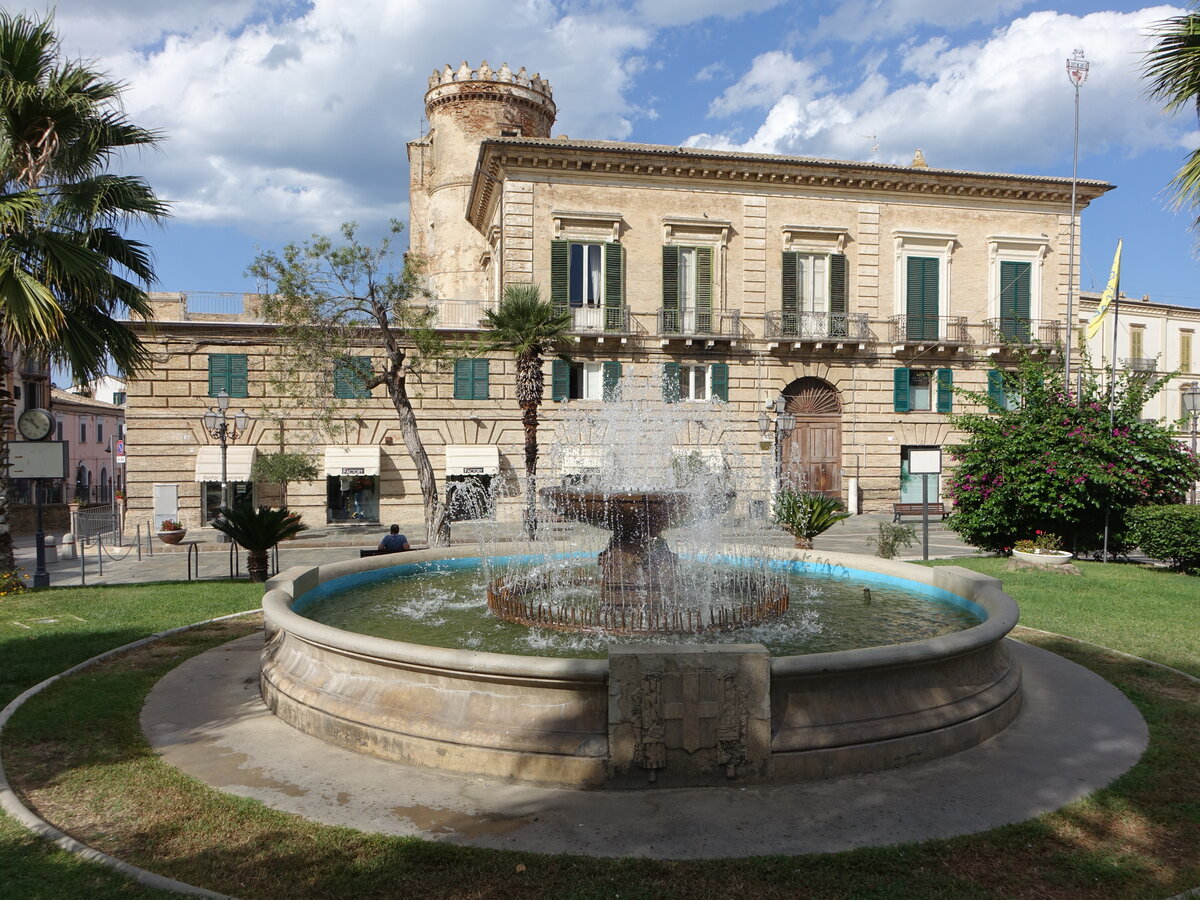 Vasto, Brunnen und Palazzo an der Piazza Giuseppe Garibaldi (16.09.2022)