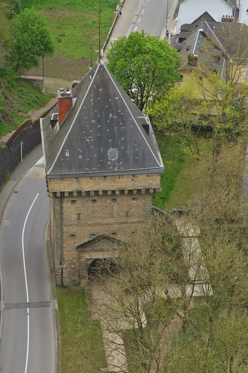 Vauban Turm im Pfaffennthal, Stadtteil der Stadt Luxemburg, von der Roten Brcke (Pont Grand Duchesse Charlotte) ausgesehen. 04.2024