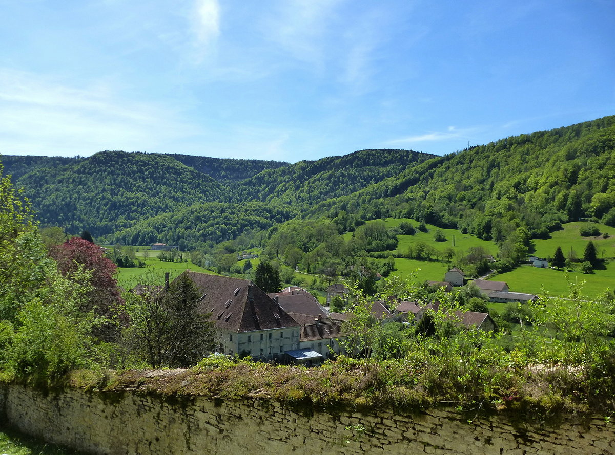 Vaufrey, Blick von der Kirche ber den Ort mit dem Schlo aus dem 17.Jahrhundert und weiter ins Tal der Doubs, Mai 2017