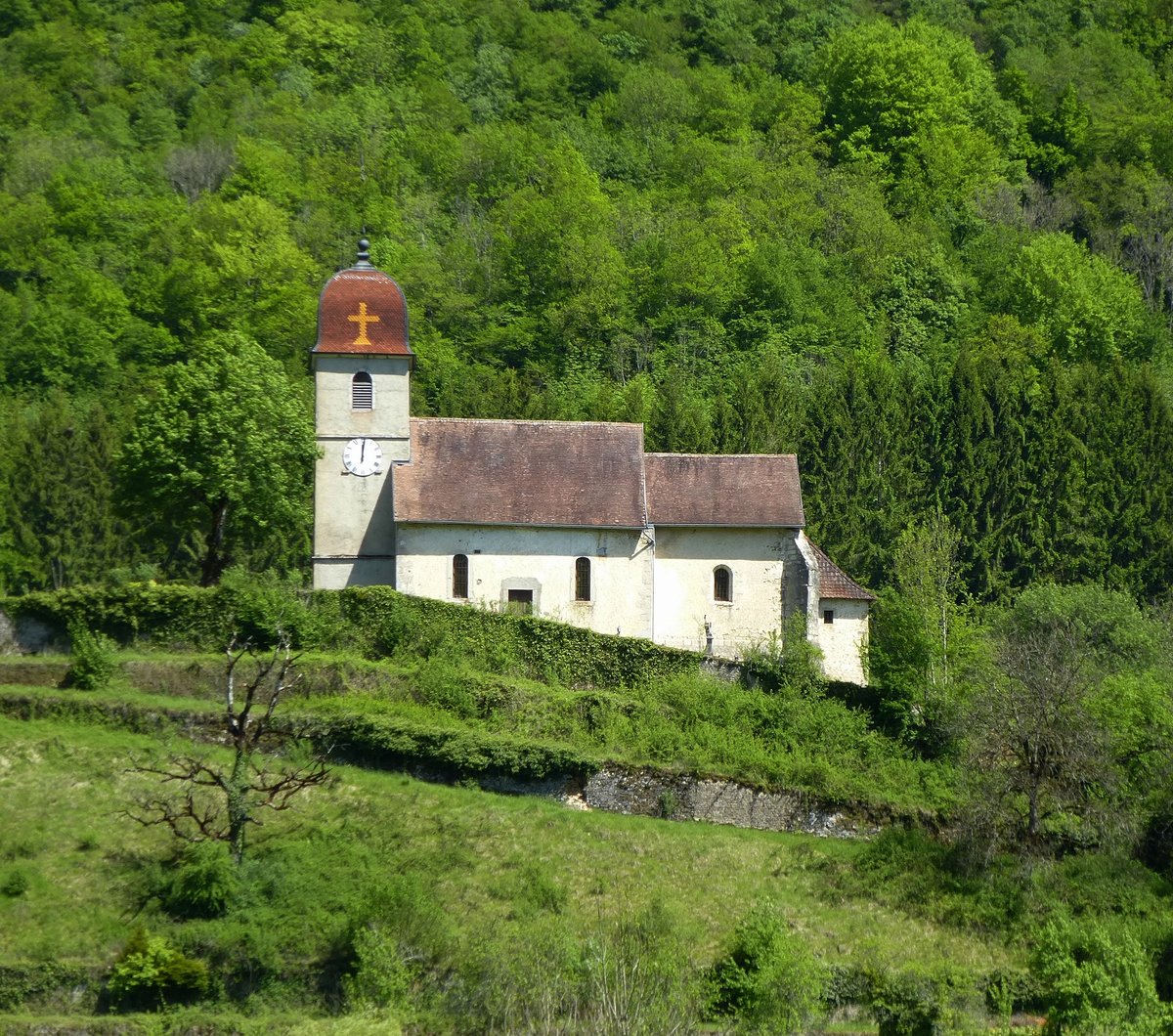 Vaufrey im Doubstal, Blick auf die Kirche hoch ber dem Ort, geht zurck auf das 12.Jahrhundert, Mai 2017