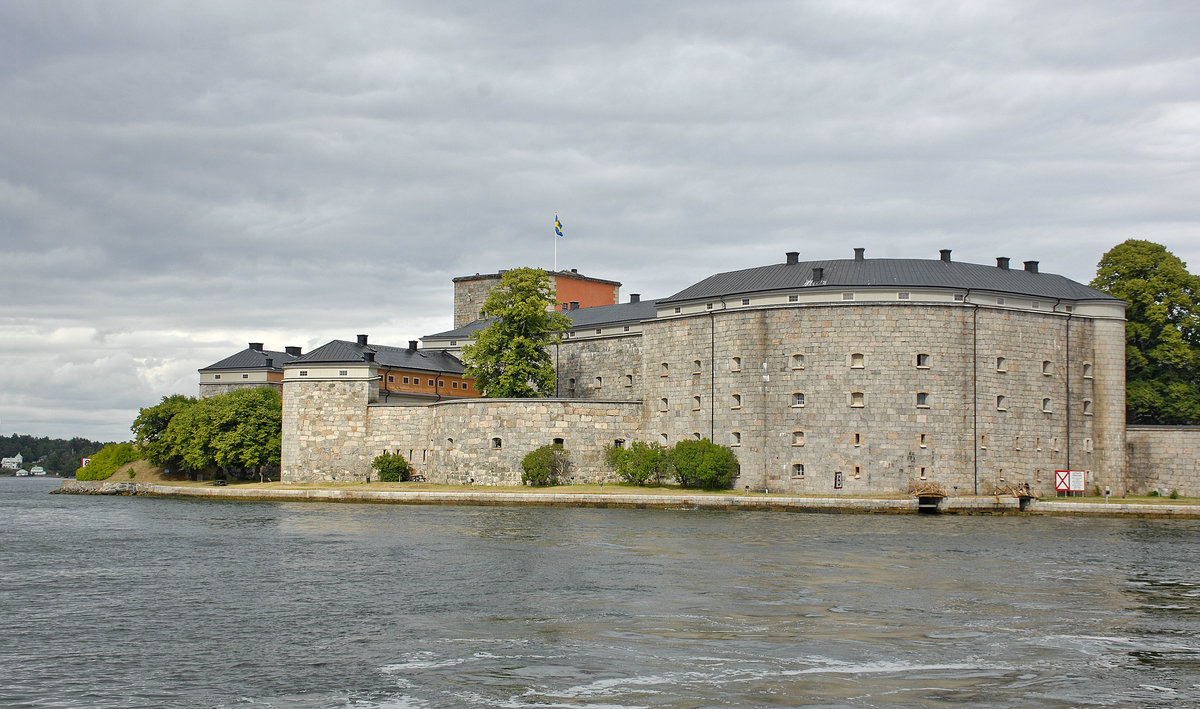 Vaxholm ist eine der 134 schwedischen Stdte mit dem historischen Status einer Stadt. Hauptattraktion ist das Kastell, das zur Bewachung Stockholms von der Seeseite her errichtet wurde. Die erste Befestigungsanlage entstand in der Regierungszeit von Gustav Wasa. Seine heutige Form erhielt das Kastell im 19. Jahrhundert.
Aufnahme: 26. Juli 2017.