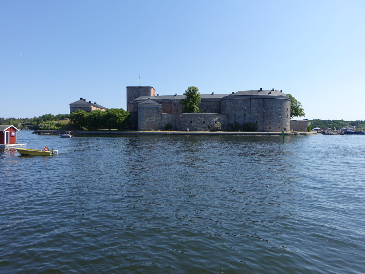 Vaxholm, Hauptattraktion ist das Kastell, das zur Bewachung Stockholms von der Seeseite her errichtet wurde. Die erste Befestigungsanlage entstand in der Regierungszeit von Gustav Wasa. Seine heutige Form erhielt das Kastell im 19. Jahrhundert (03.06.2018)
