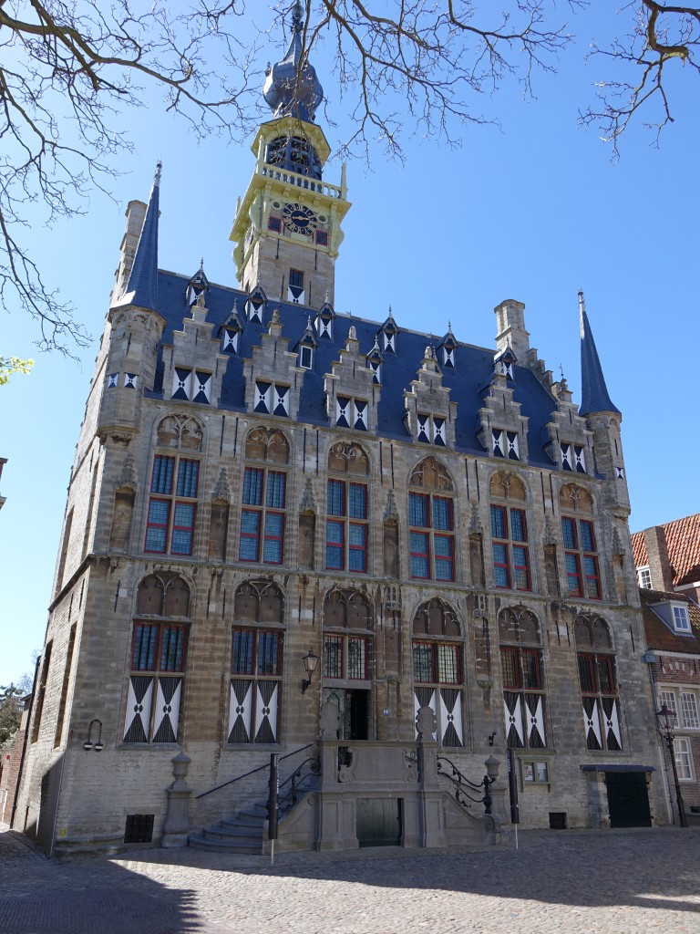 Veere, Rathaus am Markt, erbaut von 1474 bis 1517 (30.04.2015)