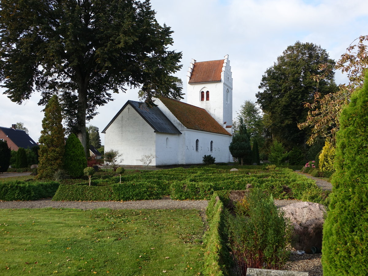 Veggerslev, romanische evangelische Kirche aus Granitstein, erbaut im 12. Jahrhundert (24.09.2020)