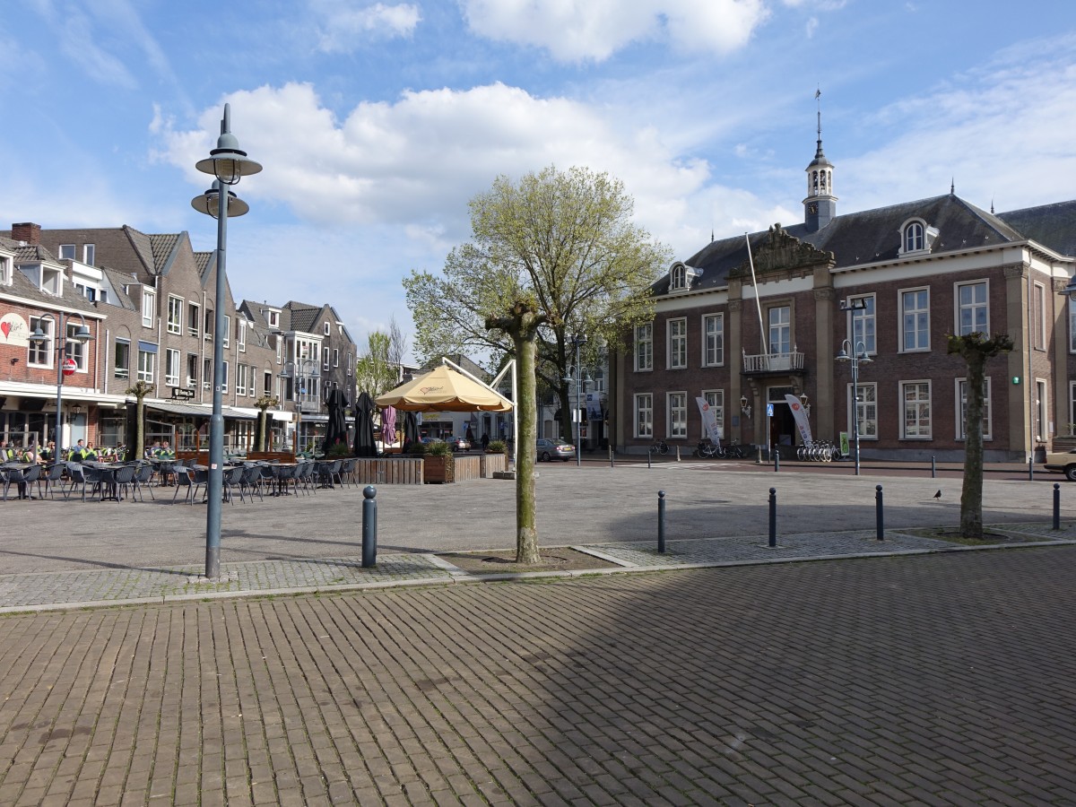 Veghel, Marktplatz mit Stadtbibliothek (01.05.2015)