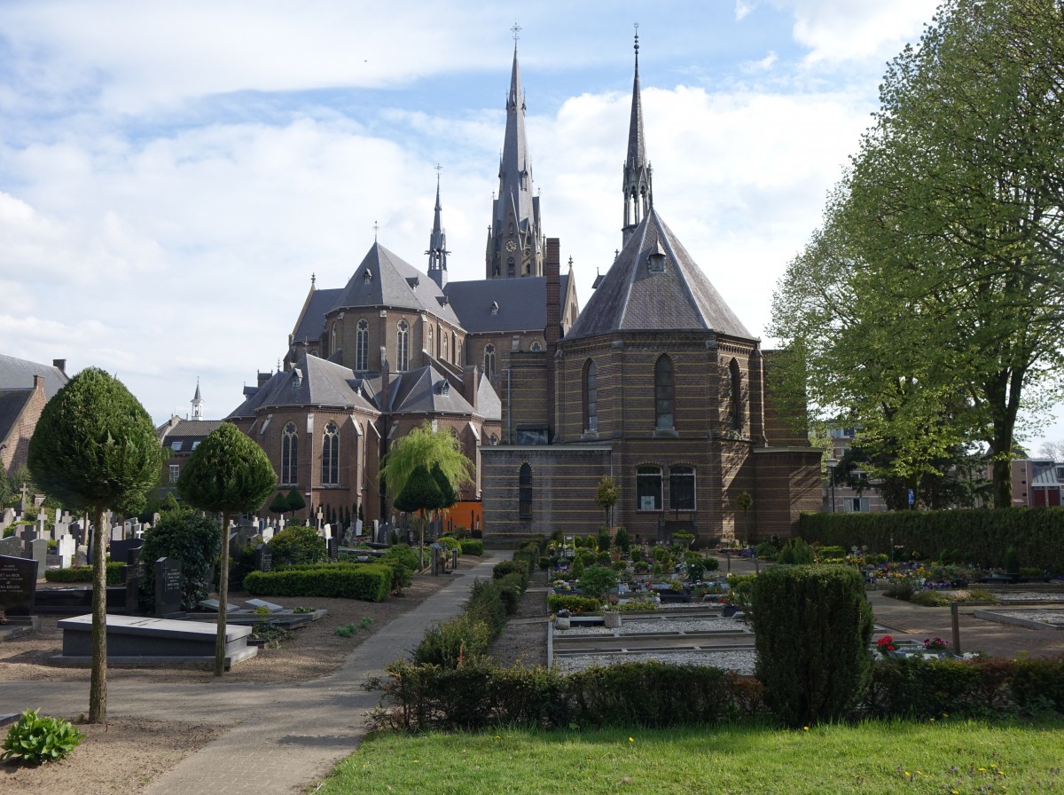 Veghel, neugotische St. Lambertus Kirche und Selimiye Moschee, Kirche erbaut von 1858 bis 1862 von Pierre Cuypers (01.05.2015)