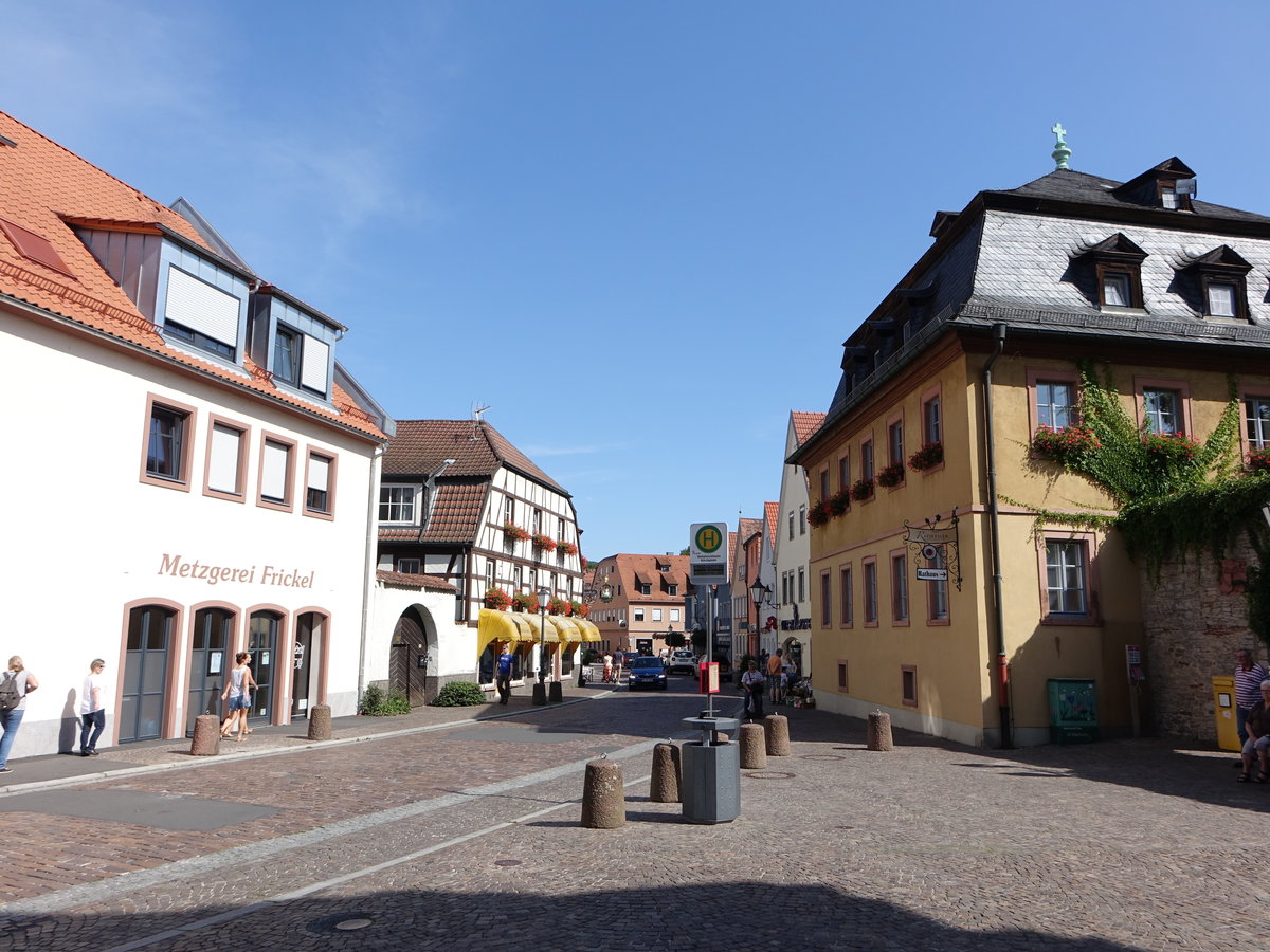 Veitshchheim, historische Huser am Kirchplatz in der Altstadt (15.08.2017)