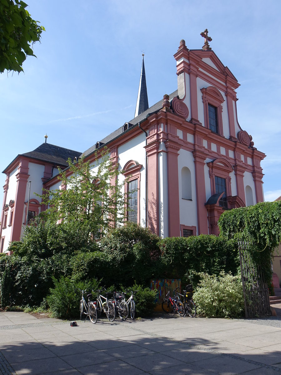 Veitshchheim, Pfarrkirche St. Vitus, Saalbau mit eingezogenem Chor und westlichem Turm mit Spitzhelm, Turm 1. Hlfte 13. Jahrhundert, Langhaus 1690–1692 erneuert (15.08.2017)