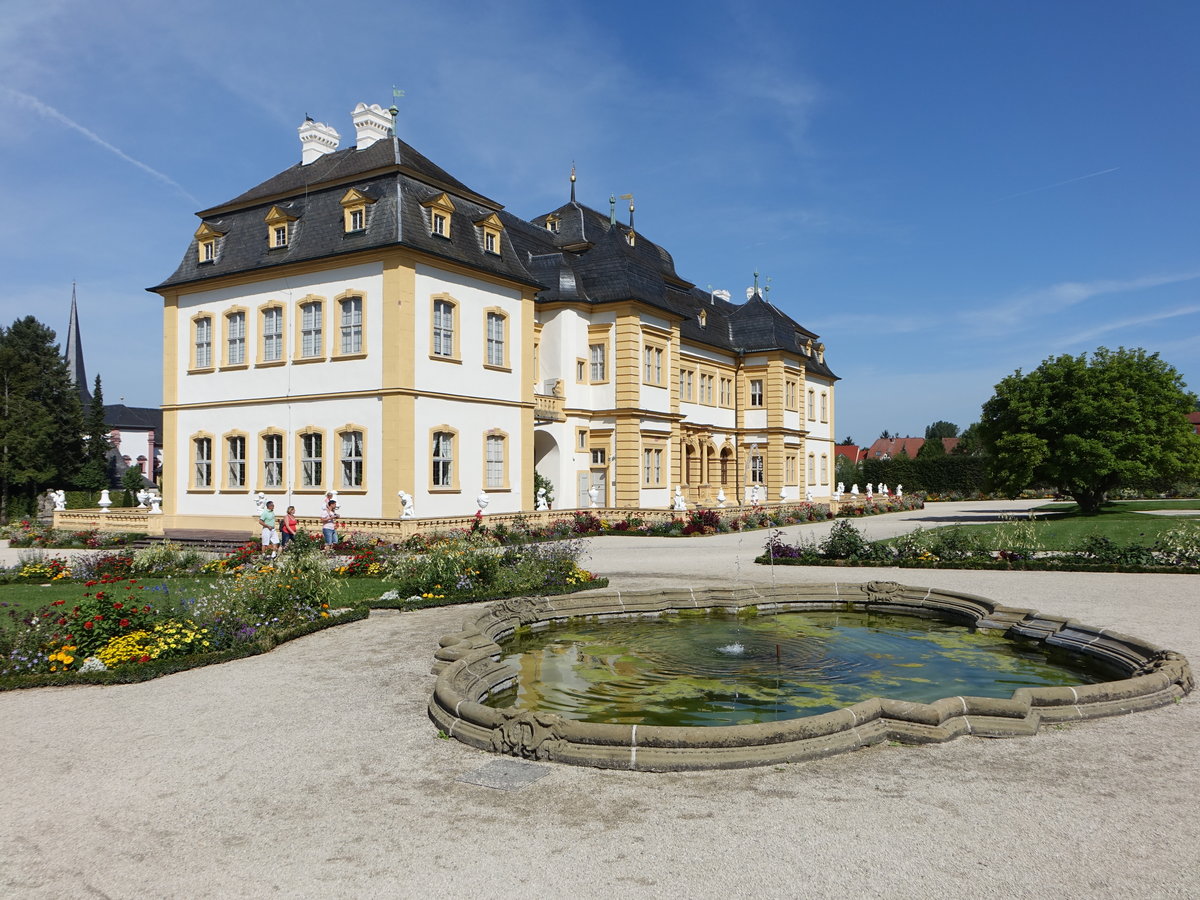 Veitshchheim, Schloss, ehemals Sommersitz der Wrzburger Frstbischfe, erbaut von 1680 bis 1682 durch Frstbischof Peter Philipp von Dernbach (15.08.2017)