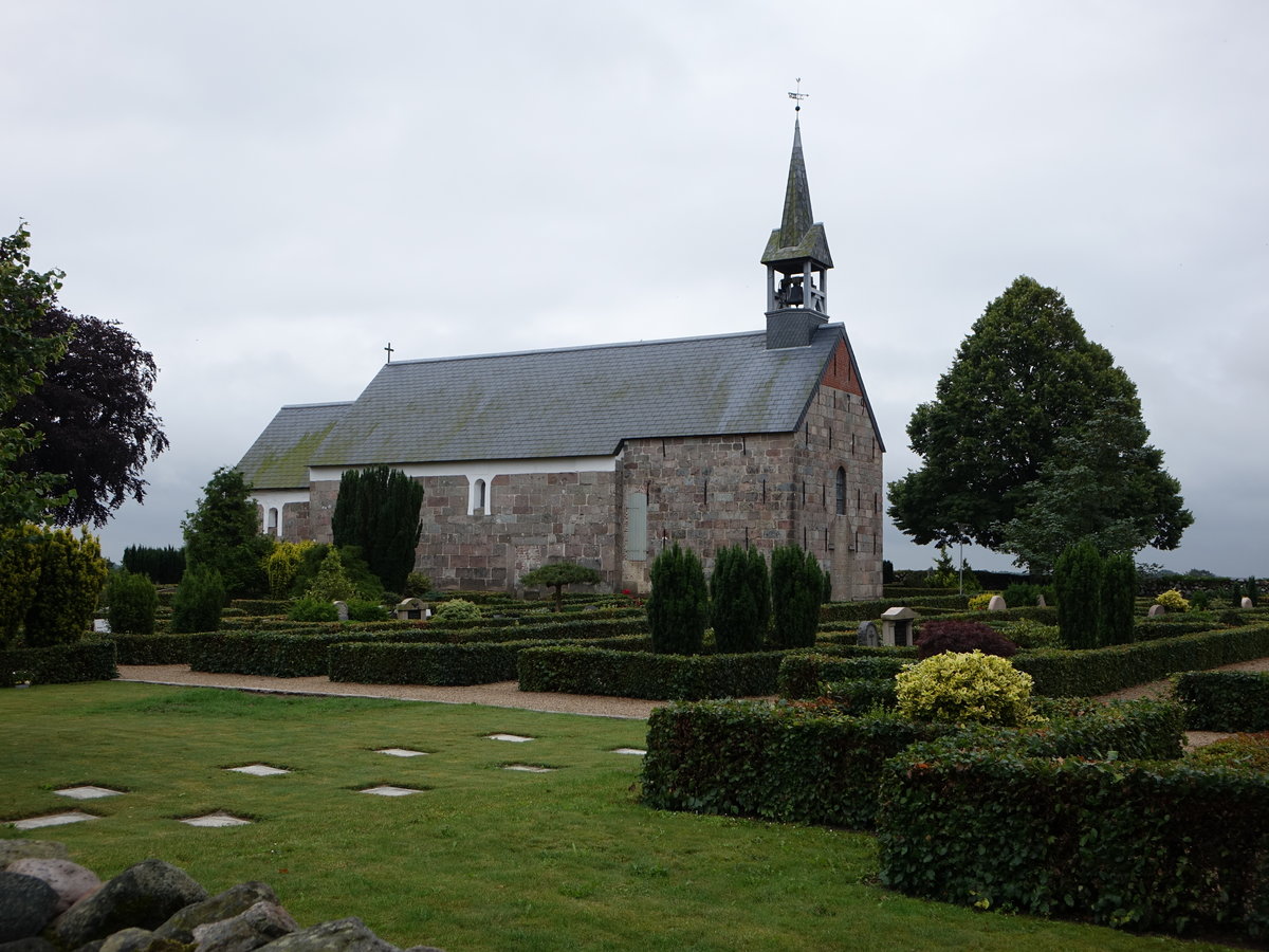 Vejen-Malt, romanische Dorfkirche, erbaut im 12. Jahrhundert aus Granitquadern (21.07.2019)