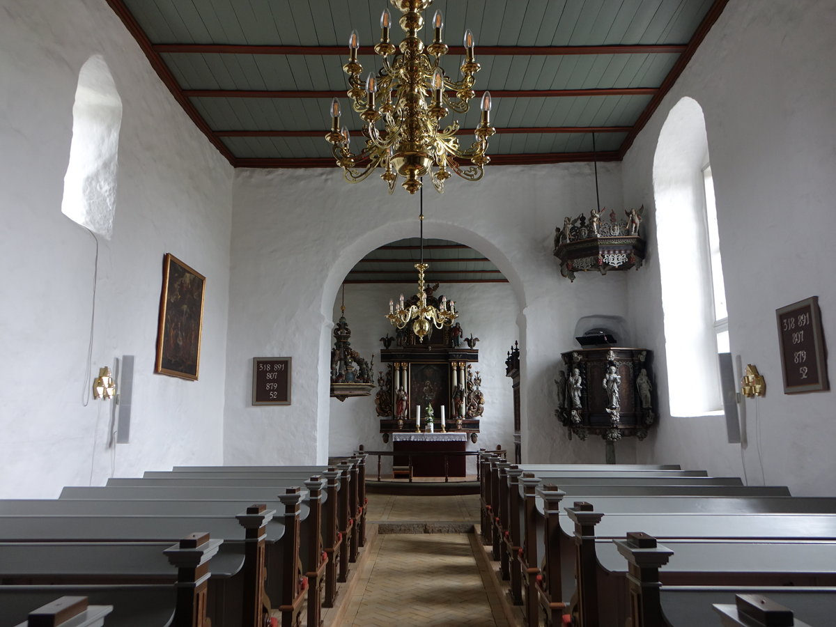 Vejlby, Innenraum mit Altar von 1520 in der Egeskov Kirche (21.07.2019)