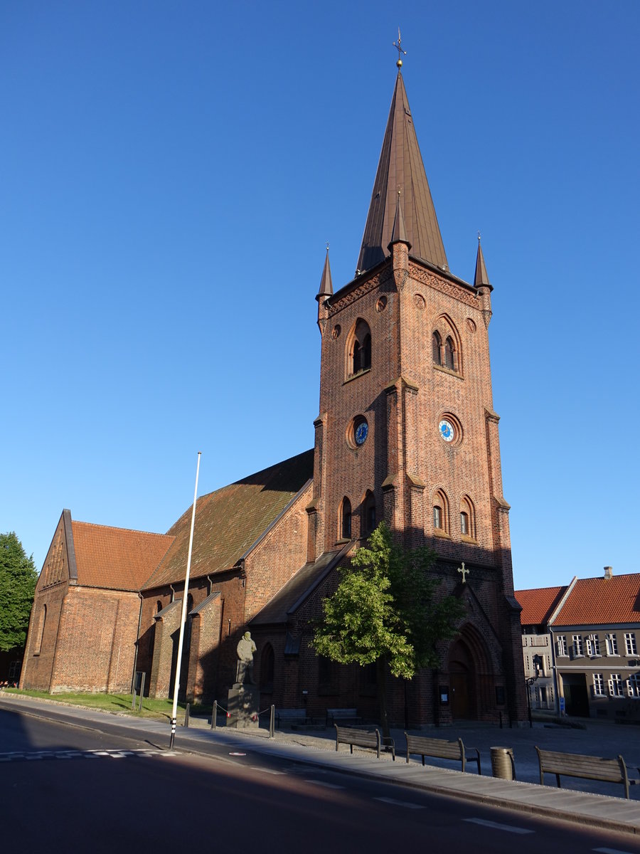 Vejle, neugotische Ev. St. Nikolai Kirche, erbaut im 19. Jahrhundert, Kirchturm erbaut von 1887 bis 1888 durch den Architekten  Louis A. Petersen (06.06.2018)