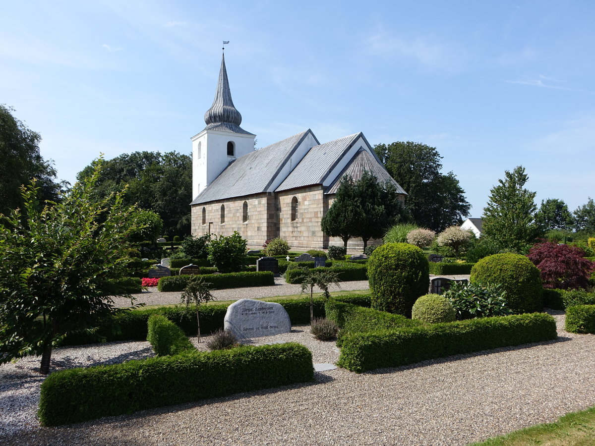 Vejrum, romanische Ev. Dorfkirche, Waffenhaus und Turm sptmittelalterlich (25.07.2019)