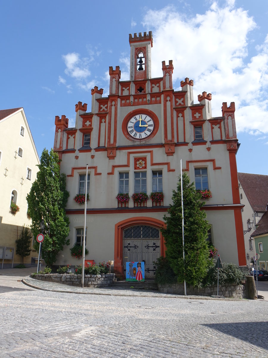 Velburg, Rathaus am hinteren Markt, zweigeschossiger und giebelstndiger Satteldachbau mit Zinnengiebel, erbaut von 1863 bis 1865 (20.08.2017)