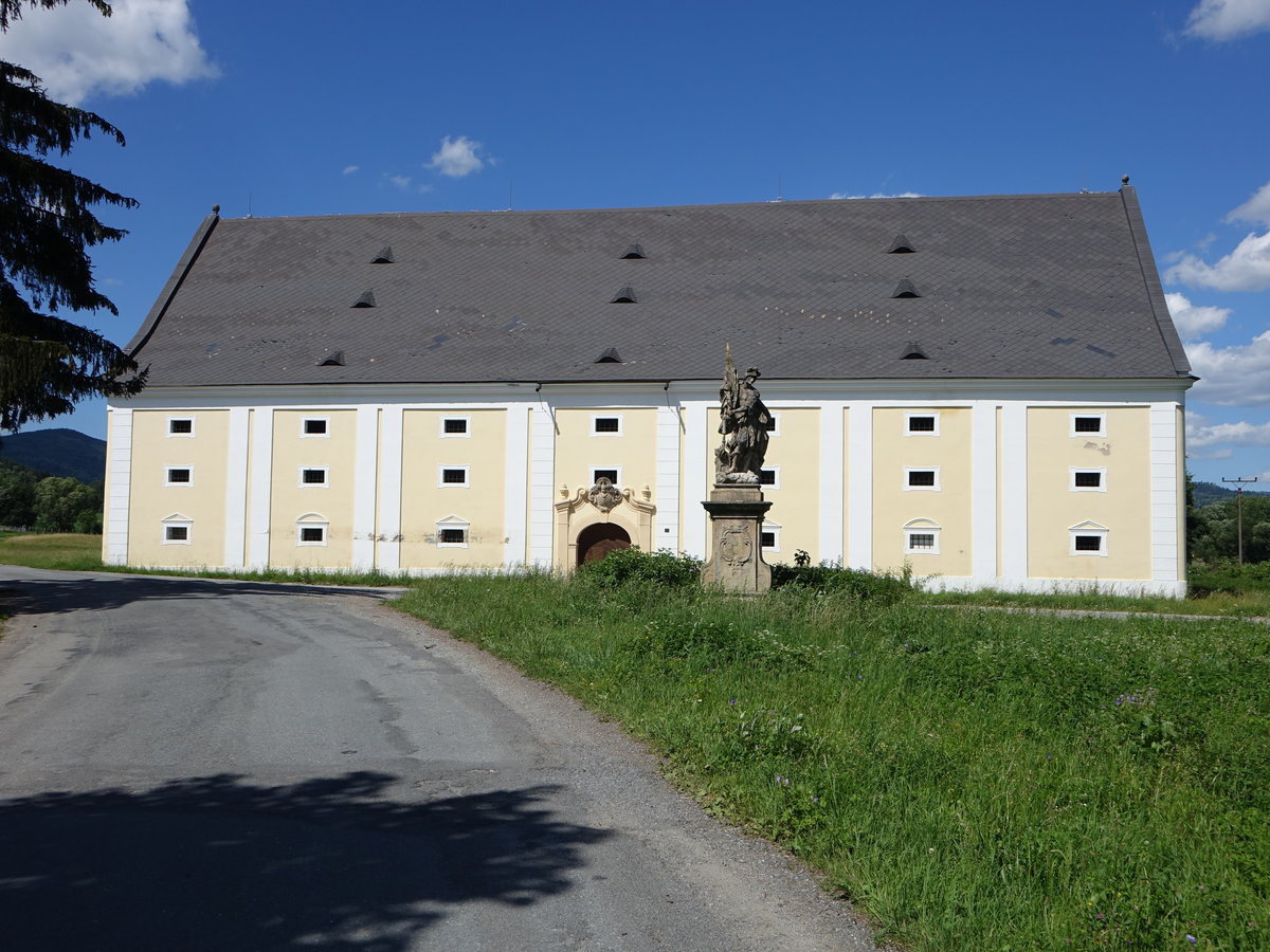 Velke Losiny / Gro Ullersdorf, Zehntstadel in der Zarovska Strae (30.06.2020)