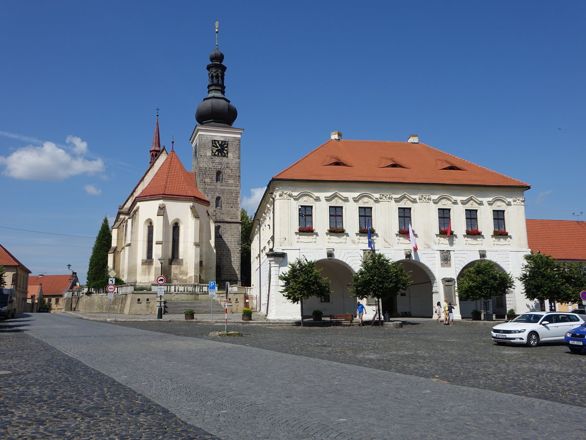 Velvary / Welwarn, Rathaus und Dekanatskirche St. Katharinen (28.06.2020)