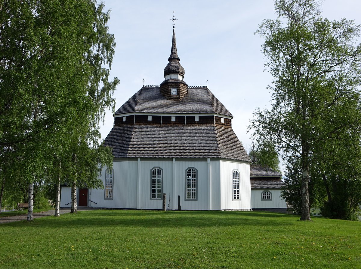 Vemdalen, achteckige Rokokokirche, erbaut in Holz 1763, Zwiebelturm von 1755 (18.06.2017)