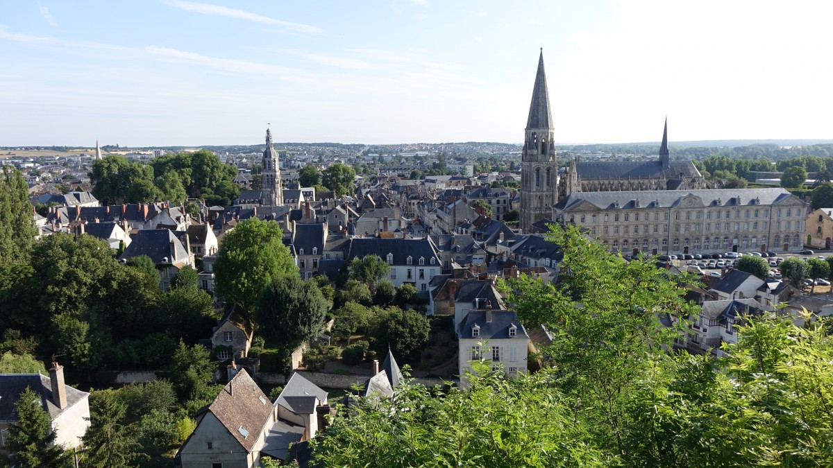 Vendome, Aussicht auf die Altstadt mit Abteikirche La Trinite (18.07.2015)