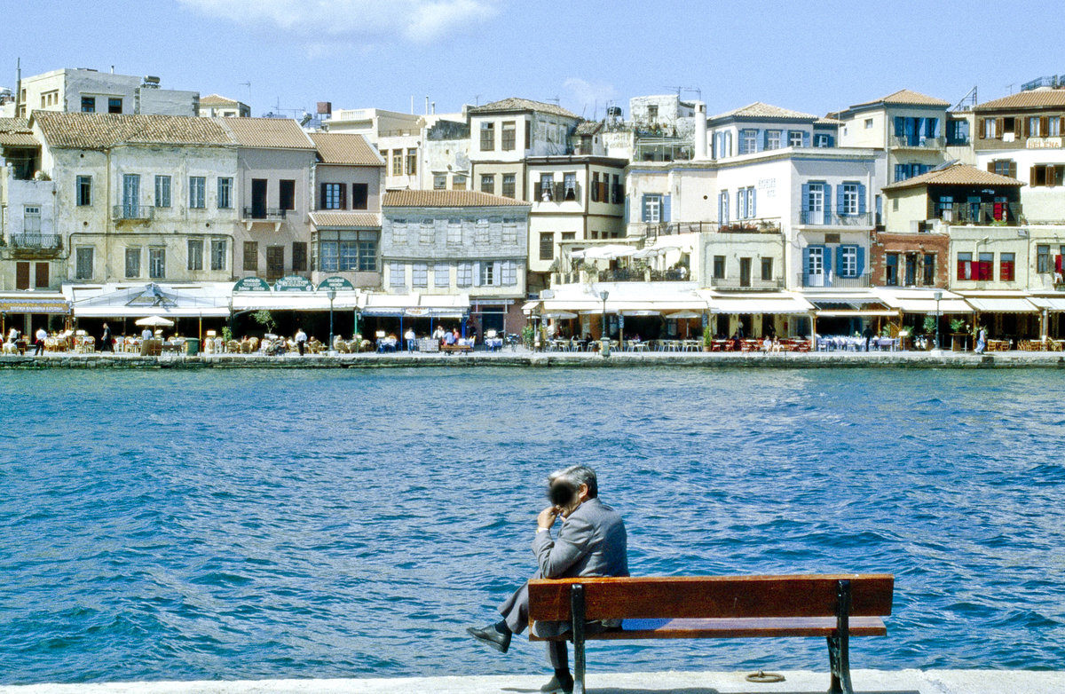 Venezianischer Hafen von Chania. Bild vom Dia. Aufnahme: April 1999.