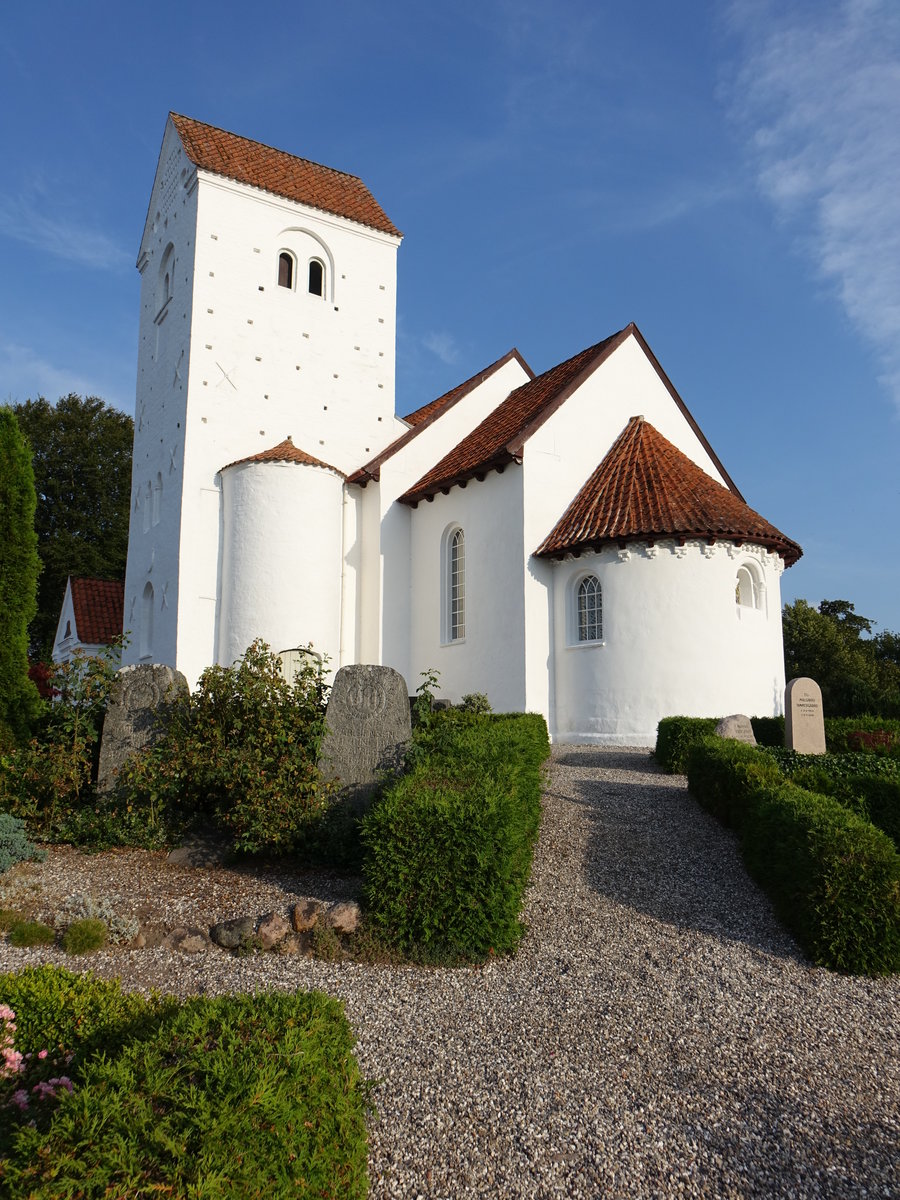 Veng, Ev. Dreifaltigkeitskirche, erbaut um 1100 aus Schwemmstein (25.07.2019)