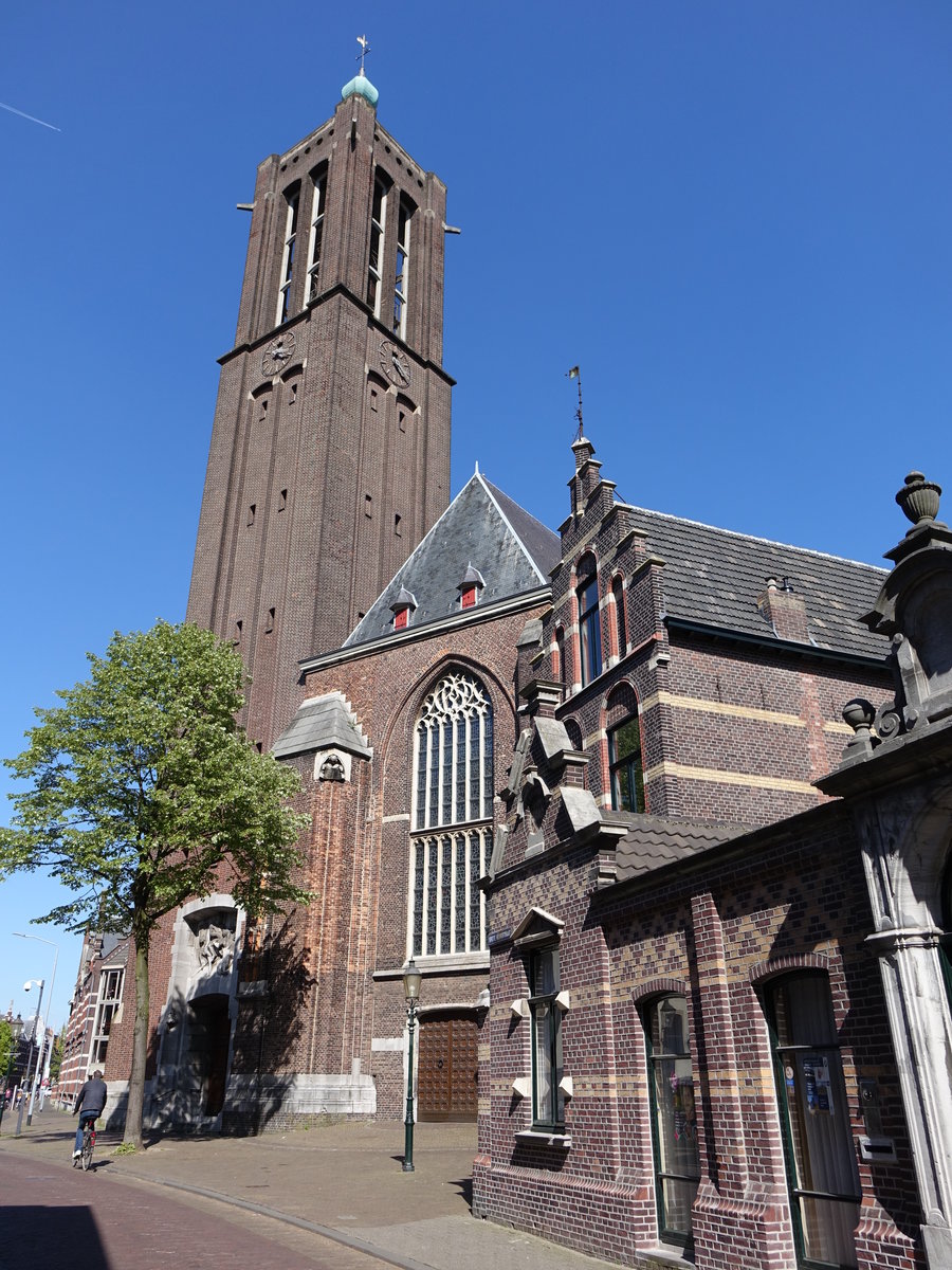 Venlo, St. Martin Kirche, dreischiffige gotische Hallenkirche, erbaut von 1410 bis 1430, 90 Meter hoher Turm von 1480, Glockenspiel mit 53 Glocken im Kirchturm (05.05.2016)