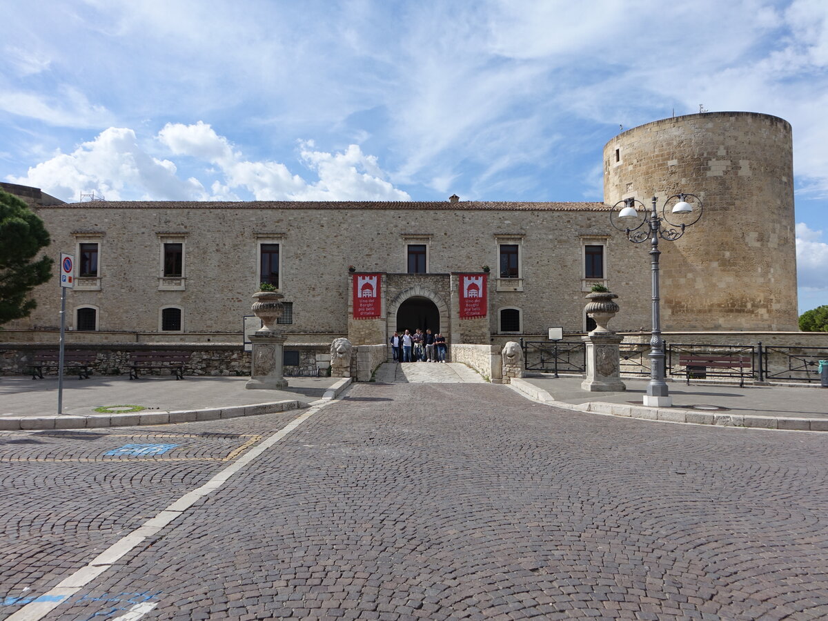 Venosa, Castello Pirro del Balzo, erbaut von 1460 bis 1470 (30.09.2022)
