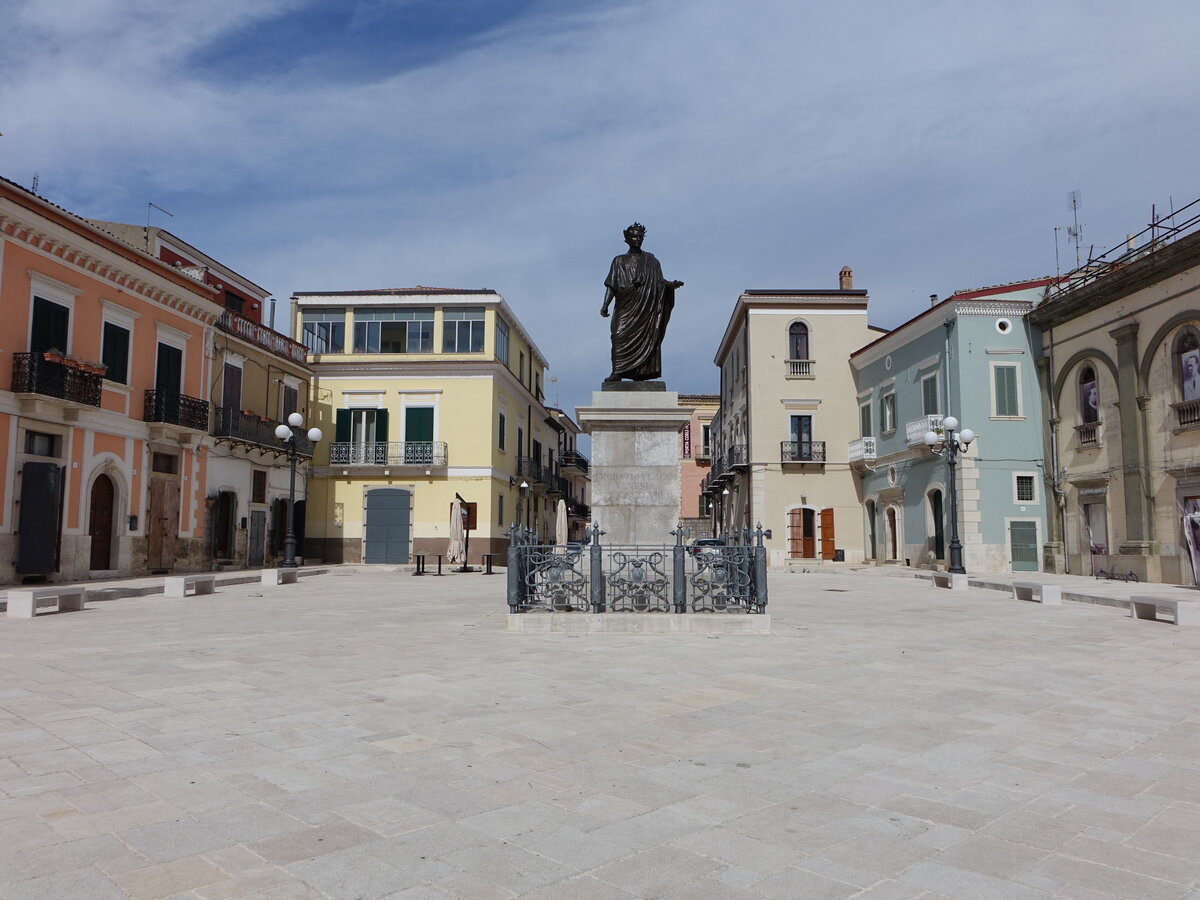 Venosa, Denkmal an der Piazza Orazio (30.09.2022)