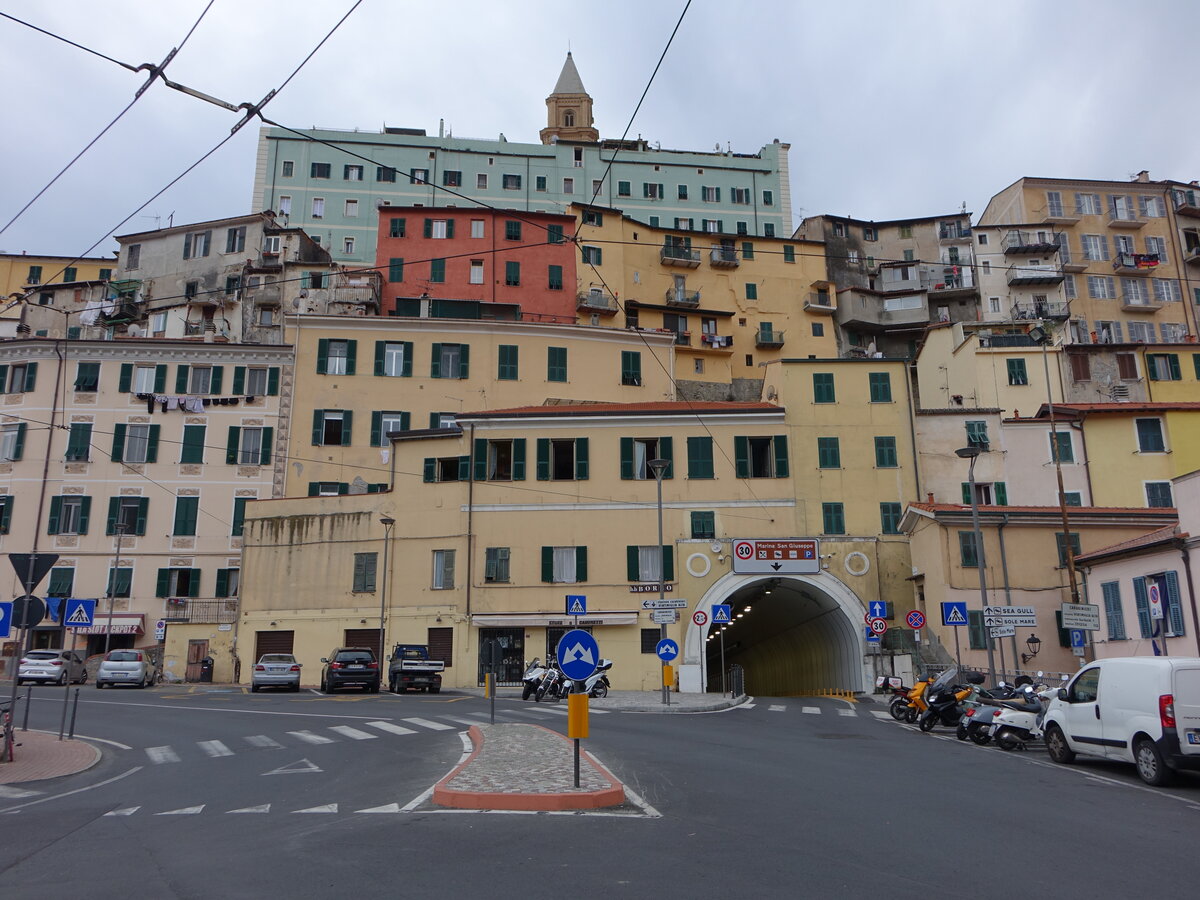 Ventimiglia, Blick von der Piazza Costituente auf die Altstadt (03.10.2021)