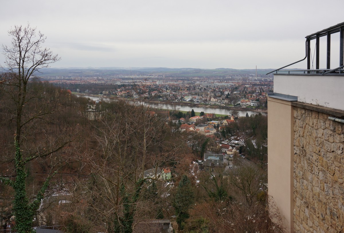 Verbliebene Miniaussicht nach dem Bau der Eigentumswohnungen; der ehemalige Blick nach rechts auf das herrliche Panorama mit dem Blauen Wunder und den anderen Elbbrcken sowie auf die Stadtsilhouette ist nun fr Besucher nicht mehr mglich; Luisenhof, Dresden-Weier Hirsch, 03.01.2015
