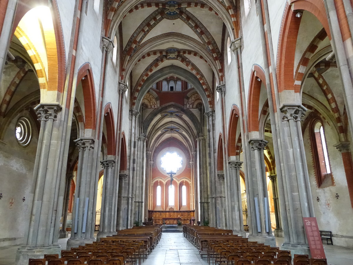 Vercelli, romanischer Innenraum der Klosterkirche San Andrea, Chorgesthl von Paolo Sacca da Cremona von 1511 (06.10.2018)