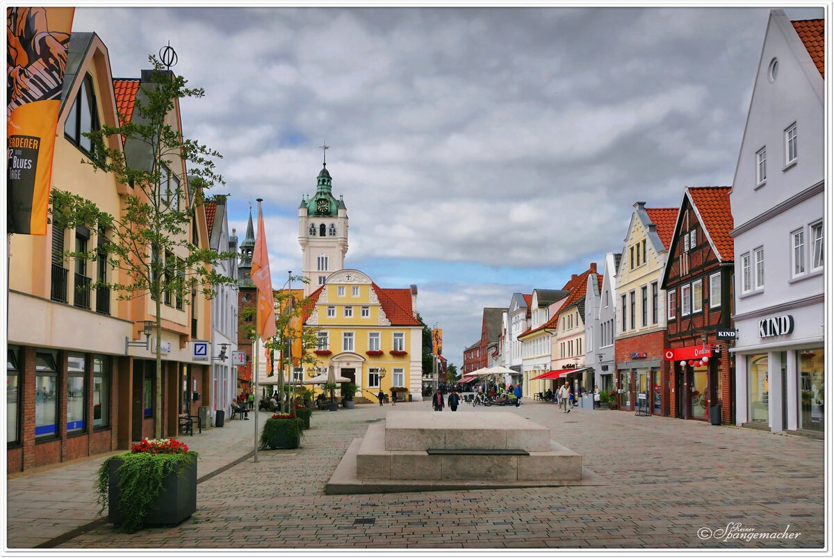 Verden an der Aller, der Rathausplatz in der Altstadt. Mitte September 2023. Zahlreiche Straencafs laden zum Verweilen ein. 