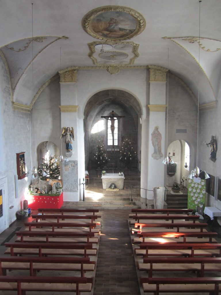 Veringendorf, Innenraum der St. Michael Kirche mit gotischen Decken- und Wandmalereien von 1330 (06.01.2014)