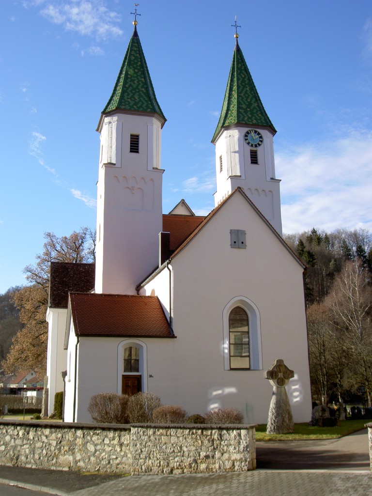 Veringendorf, St. Michael Kirche, Tonnengewlbter frhromanischer Chor mit Flankentrmen, barocker Langhaussaal von 1723 (06.01.2014)