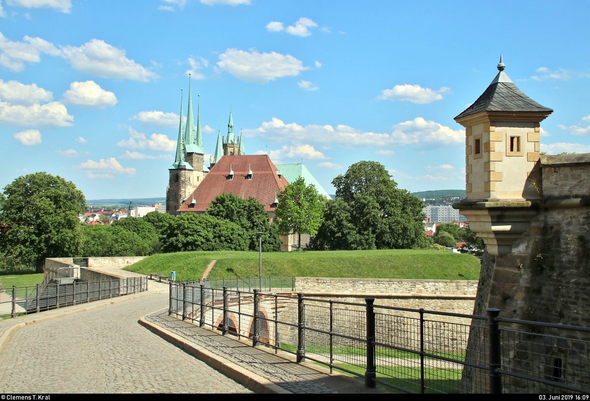 Verlsst man die Zitadelle Petersberg in Erfurt, blickt man auf die Kirche St. Severi und den dahinterliegenden Erfurter Dom.
[3.6.2019 | 16:09 Uhr]