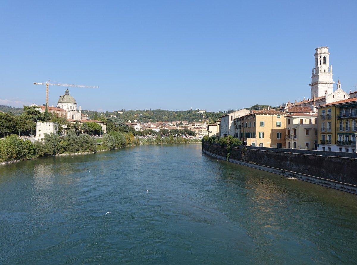 Verona, Ausblick auf dem Fluss Adige mit Dom und Kirche San Giorgio Maggiore (07.10.2016)