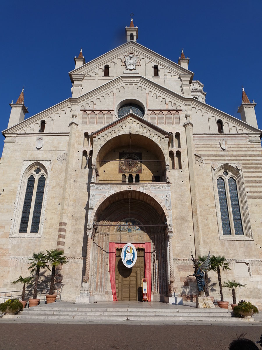 Verona, Dom St. Maria Matricolare am Piazza del Duomo, erbaut ab 1139 im romanischem Stil (07.10.2016)