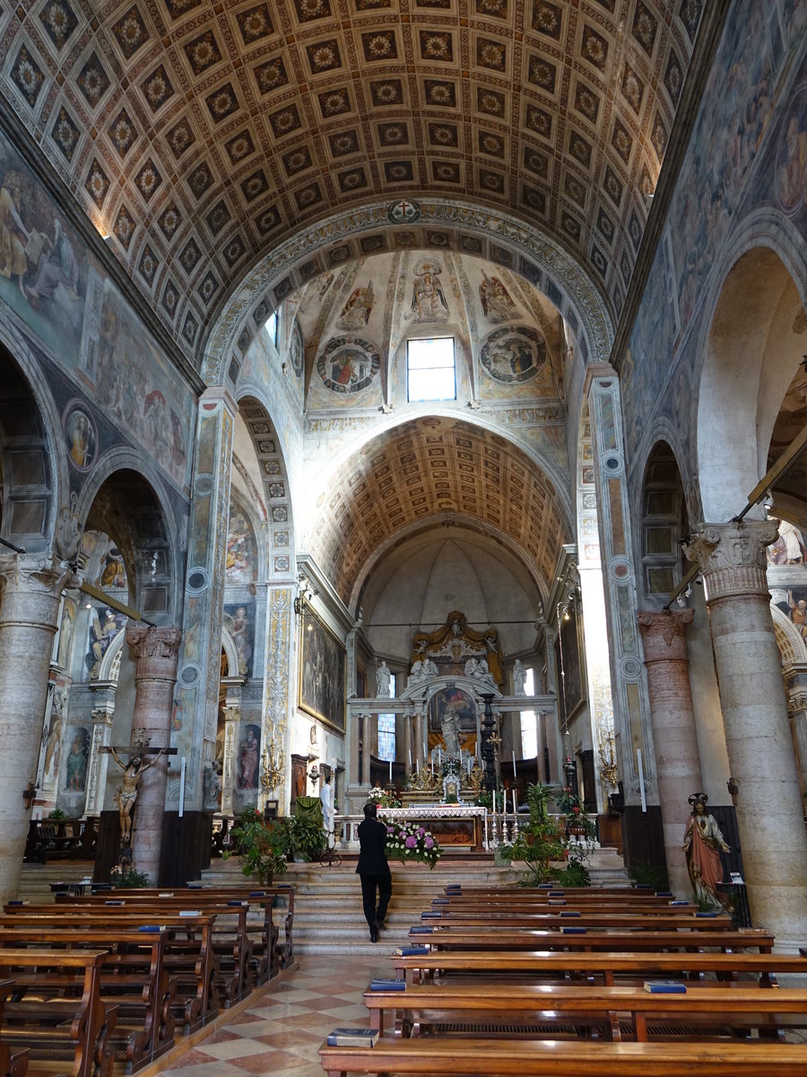 Verona, Innenraum der Kirche St. Maria in Organo, Chorgesthl von 1491 (07.10.2016)