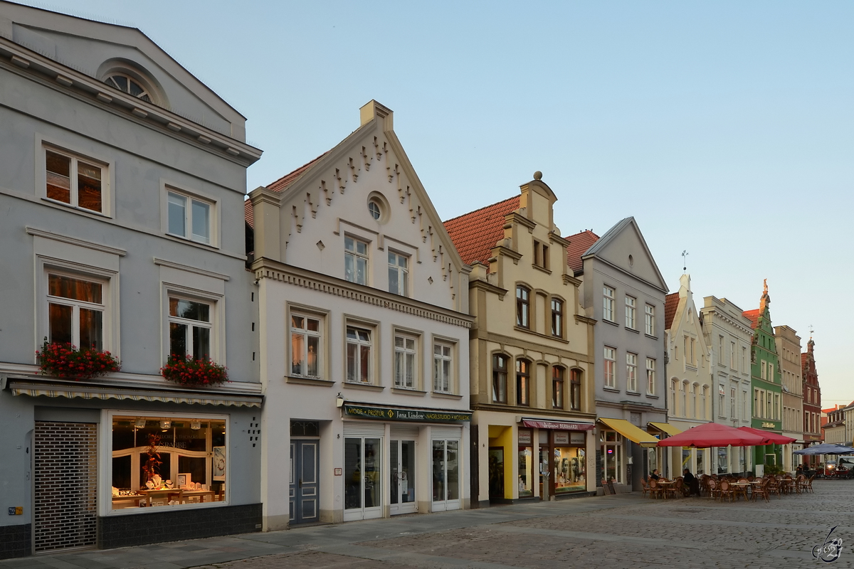 Verschiedenste Brgerhuser in unterschiedlichen Stilen am Marktplatz in Gstrow. (August 2013)