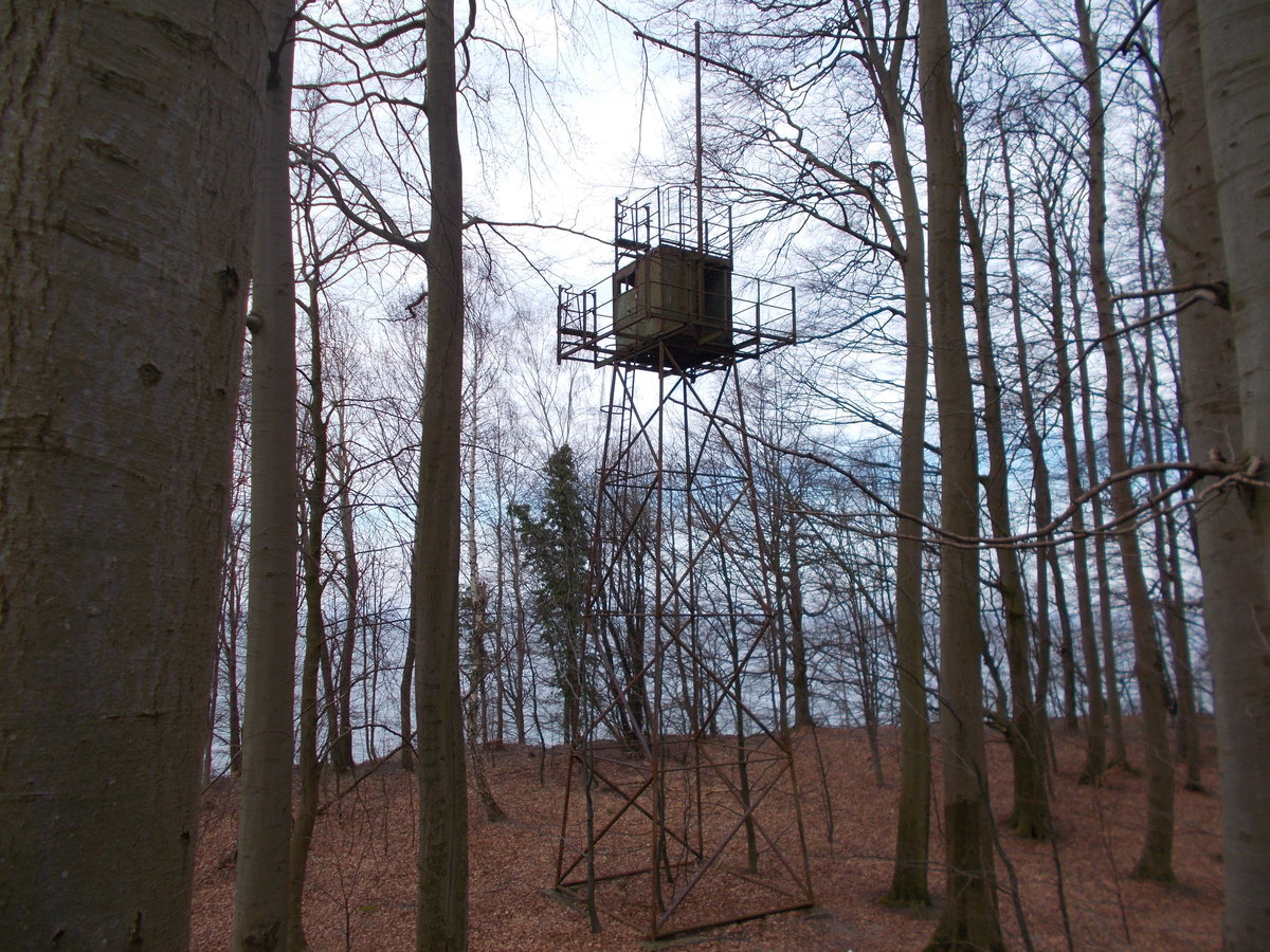 Versteckt an der Kste von Binz ein ehemalige berwachungsturm der NVA am 28.Mrz 2016.