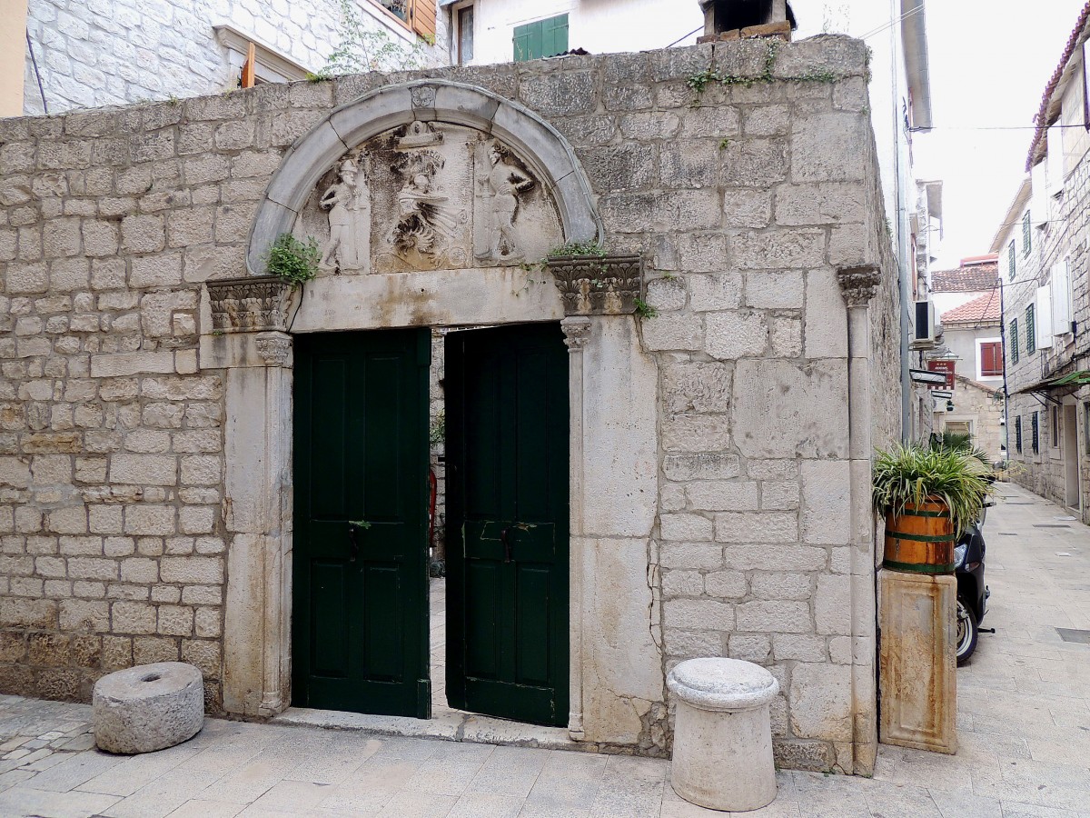 Verwinkelte Labyrinthgassen sowie kunstvoll gestaltete Tore zu den Innenhfen d. Huser bilden das Stadtbild von TROGIR; 130523