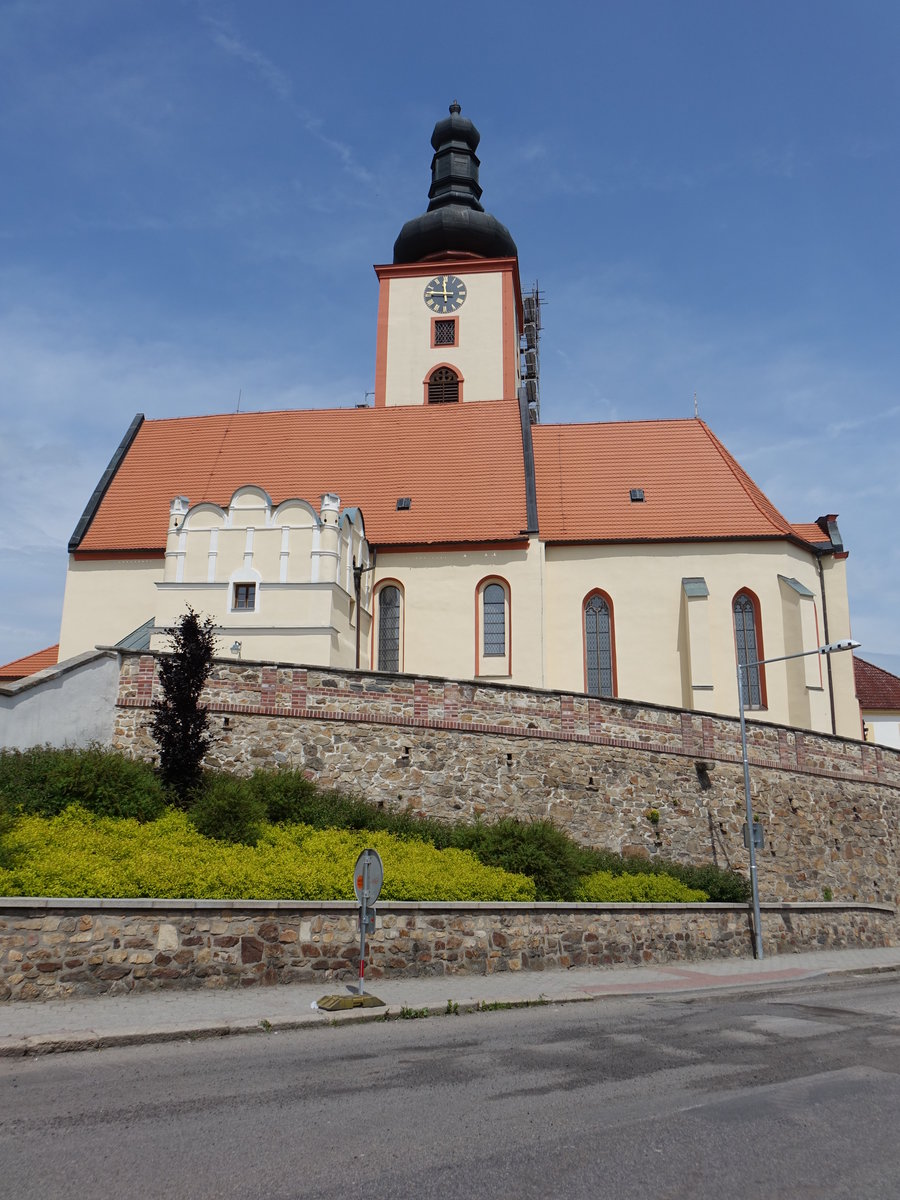 Veseli nad Luznici, Kreuzerhhungskirche, erbaut ab 1230, Kirchturm von 1598 (27.05.2019)