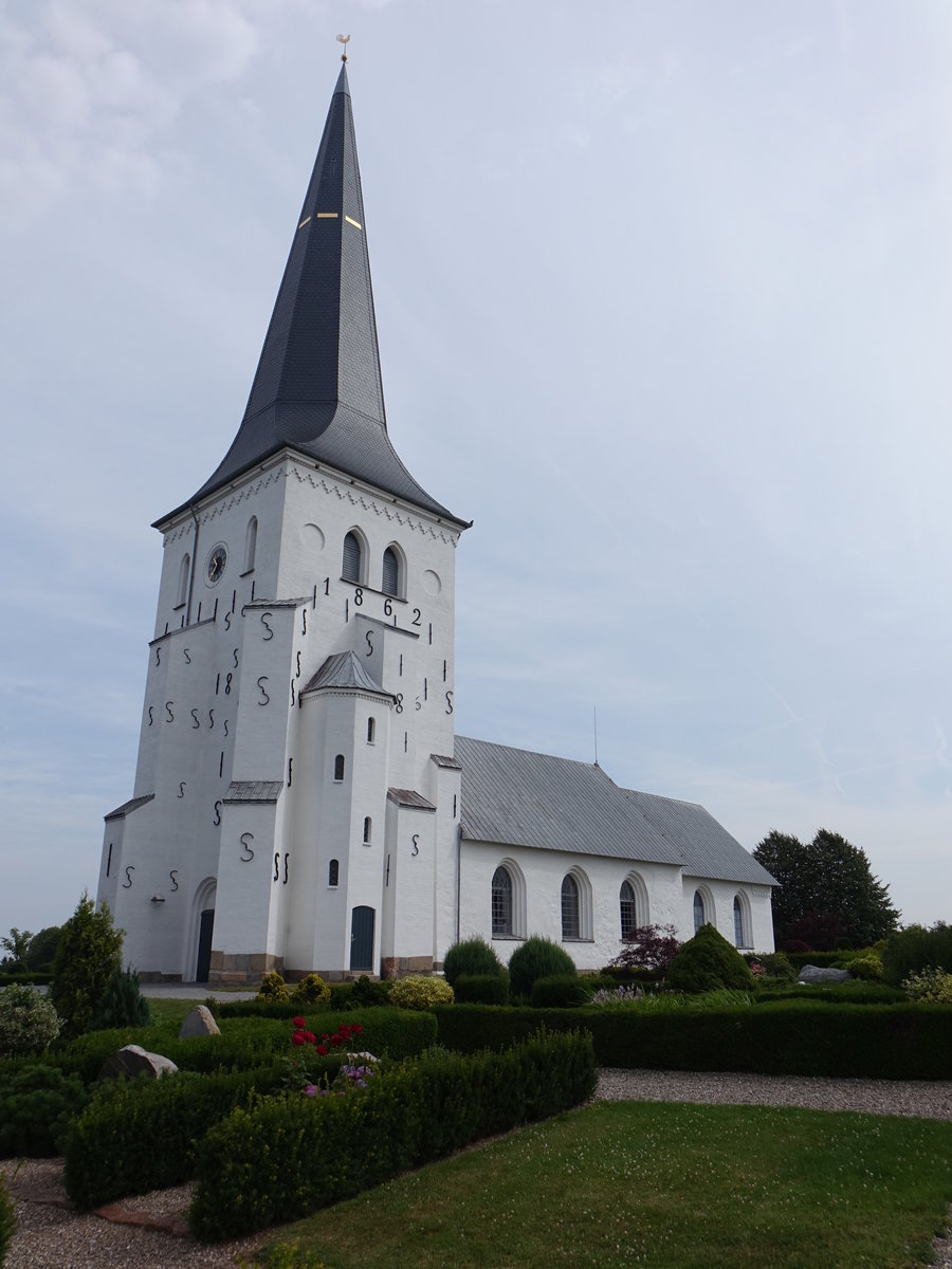Vester Sottrup, romanische Ev. Kirche, erbaut von 1050 bis 1250, Kirchturm von 1666 (20.07.2019)