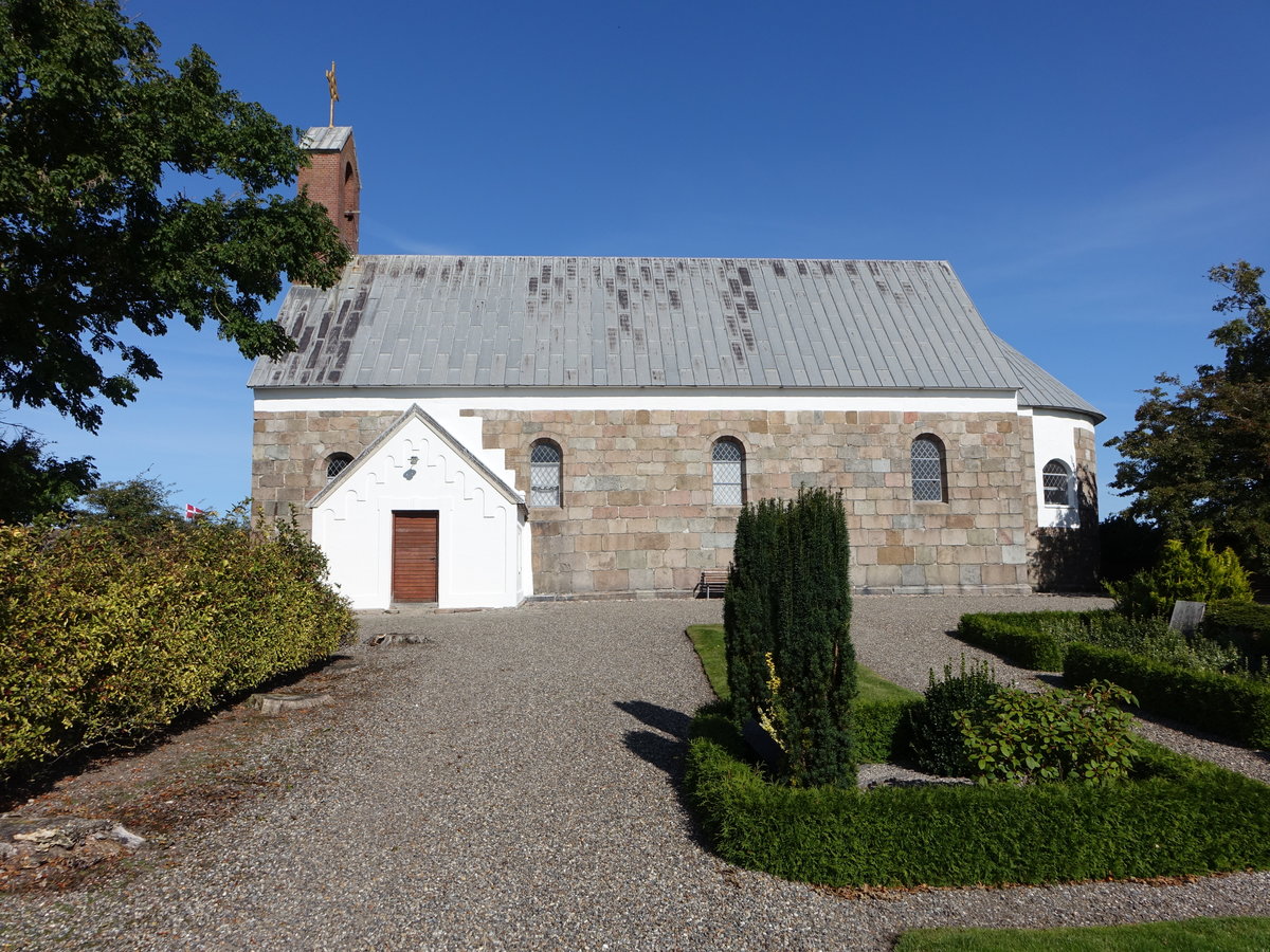 Vester-Vandet, romanische Ev. Dorfkirche, erbaut im 12. Jahrhundert (19.09.2020)